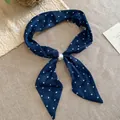 Primer plano de pañuelo vintage de algodón con lunares y detalle de perla. - Collar-Azul-Lunares