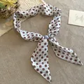 Detalle de pañuelo retro de algodón y lino con flores y lunares y anillo - Collar-Blanco-Flor