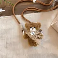 Dettaglio di un simpatico ciondolo a forma di orsetto di peluche marrone con sciarpa - Stile Cordino Sciarpa in Maglia / Cordoncino 115cm / Caffè