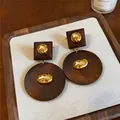 Detailansicht von Vintage-Ohrringen aus dunklem Holz mit eleganten Goldmetall-Akzenten. - Quadratischer Runder Spleiß Goldkugel Stil / Gold Kaffeebraun (Nr. 3 Silbernadel)
