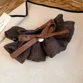 Primo piano del fermaglio per capelli vintage a pois marroni con fiocco in raso lucido - Morsetto girevole / Pois Marroni