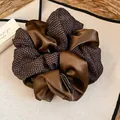 Dettaglio della clip per capelli vintage in raso caffè e rete a pois - Elastico per capelli / Caffè Scuro Giuntato