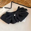 Dettaglio del fermaglio per capelli vintage a pois neri con fiocco in tessuto - Morsetto girevole / nero puro
