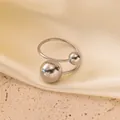 Macro dettaglio di un anello aperto in acciaio inossidabile argento con due sfere lucide - Stile Doppia Sfera (F77) / Colore acciaio