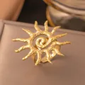 Dettaglio anello sole dorato con trama martellata e fascia regolabile - Stile Sole a Vortice (F160) / Oro