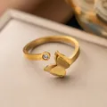 Dettaglio dell'anello a farfalla dorato con un cristallo scintillante per donna - Stile Farfalla (F189) / Oro