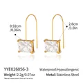 Vista macro de pendientes rectangulares de acero dorado con circón y medidas claras. - Estilo Rectángulo (YYE026056-3) / Dorado (Transparente)