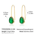 Vista detallada de pendientes de gota verdes en acero inoxidable chapado en oro de 18k - Estilo de Pera (YYE026056-2-GN)