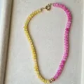Gedetailleerde weergave van een kleurrijke natuurstenen ketting met roze en gele kralen. - 43cm / Roze en Geel Patchwork met Tussenkralen