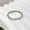 Elegante anello sottile in acciaio al titanio argento con cristalli scintillanti - Taglia 7 / Stile strass pavè (38-D-2) / Colore acciaio