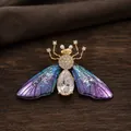 Exquisite Detailaufnahme einer schillernden Bienenbrosche mit großem birnenförmigem Kristall - Halbdurchsichtiges Bienendesign (XZ0607-1)