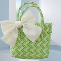 Primer plano de un bolso tejido verde con un gran lazo decorativo color crema - Pequeño (Con Lazo Crema) / Verde Beige