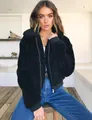 Modell trägt eine warme schwarze flauschige Teddy-Fleece-Jacke mit Reißverschluss - 3XL / Oberteile / Schwarz