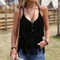 Dettaglio di un top nero con frange in stile western con accessori e gioielli boho. - Taglia S / Top / Nero