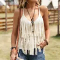 Primo piano di un top con frange beige con accessori in stile western alla luce del sole. - Bianco