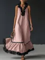 Elegante abito lungo rosa senza maniche con volant neri sullo scollo a V e sul bordo finale. - Rosa