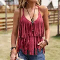 Dettaglio ravvicinato di un sexy top bordeaux stile western con lunghe frange a balze - Taglia S / Top / Colore carminio