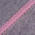Gros plan détaillé de perles rondes en calcédoine morganite rose pour bijoux DIY - Calcédoine Rose