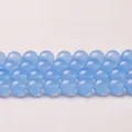 Gros plan de perles rondes en calcédoine morganite bleu clair pour création de bijoux - Calcédoine Bleue