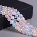 Gros plan de perles rondes en calcédoine morganite multicolores aux tons de bonbons - Calcédoine Morganite