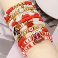 Primer plano de un conjunto de pulseras de arcilla polimérica roja y blanca tema - Set de pulseras apilables / SY0695-1 (Rojo Blanco Dorado)