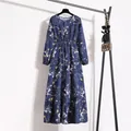 Detailansicht des eleganten blauen Chiffonkleides mit Blumenmuster und hoher Taille - S / Kleider / Marineblaues Blumenmuster (Nr. 6)