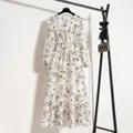 Vollansicht eines geblümten Chiffonkleides mit langen Ärmeln und hoher Taille - S / Kleider / Cremefarbenes Blumenmuster