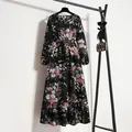 Langärmeliges florales Chiffon-Maxikleid mit hoher Taille an einer Kleiderstange - S / Kleider / Schwarz Blumig