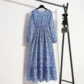 Elegantes langärmeliges Chiffon-Blumenkleid mit hoher Taille und Volants am Saum - S / Kleider / Hellblau