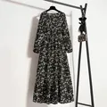 Elegantes, langärmeliges Chiffon-Maxikleid mit Blumenmuster an einem schwarzen Ständer - S / Kleider / Schwarz