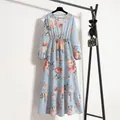 Detailansicht des hellblauen Blumen-Chiffon-Maxikleids zeigt die Stoffstruktur - S / Kleider / Hellblau