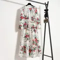 Detailansicht eines eleganten langärmeligen Chiffon-Maxikleids mit rotem Rosendruck - S / Kleider / Gebrochenes Weiß