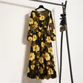 Elegantes schwarzes Chiffon-Maxikleid mit Blumenmuster, langen Ärmeln und hoher Taille - S / Kleider / Schwarz Gelbe Große Blume