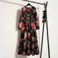Detailansicht eines eleganten, langärmeligen schwarzen Chiffon-Maxikleides mit Blumenmuster - S / Kleider / Schwarzes Rosen-Blumenmuster (21号)