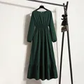 Detailansicht eines dunkelgrünen Chiffon-Maxikleids mit hoher Taille auf einem Ständer - S / Kleider / Dunkelgrün