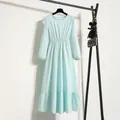 Minzgrünes Chiffon-Maxikleid mit langen Ärmeln und hoher Taille an einem Kleiderständer - S / Kleider / Mintgrün