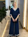 Ensemble élégant deux pièces bleu marine avec garniture de paillettes sur un modèle - S / Haut Et Bas / Bleu marine