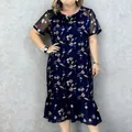 Detalle de vestido midi de talla grande con estampado floral y mangas de malla - S / Vestidos / Azul marino