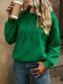 Primer plano de una sudadera verde holgada para mujer con bolsillo frontal y cordones - Verde oscuro