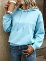 Vista detallada de la sudadera con capucha azul claro oversize para mujer con bolsillo - Azul cielo