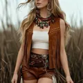 Elegante gilet in pelle scamosciata marrone con frange e borchie dorate stile boho per donna - Taglia S / Top / Cachi