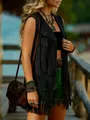 Vista dettagliata di un gilet nero con frange in pelle scamosciata stile boho su modella - Taglia S / Top / Nero