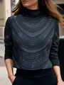 Détail d'un haut noir à col montant avec des motifs en strass brillants et élégants - S / Hauts / Gris foncé