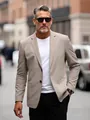 Professionelle Streetstyle-Aufnahme eines lässigen beigen Herren-Blazers mit weißem T-Shirt - S / Oberteile / Braun