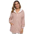 Vue détaillée d'une veste à capuche en polaire sherpa rose pour femme avec zip - S / Hauts / Rose
