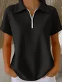 Vue détaillée du polo en maille gaufrée noire avec demi-fermeture éclair élégante. - Noir