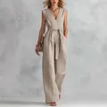 Elegante tuta in lino senza maniche con scollo a V e cintura in vita in beige kaki - Taglia S / Tute intere / Kaki
