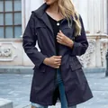 Elegante giacca impermeabile con cappuccio da donna con coulisse in vita blu navy - Taglia S / Top / Blu Notte