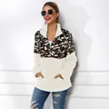 Model trägt einen langärmeligen Fleece-Pullover in Camouflage und Creme mit Reißverschluss - S / Oberteile / Tarnmuster + Weiß