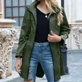 Impermeabile donna verde militare con cappuccio e coulisse, giacca da trekking - Taglia S / Top / Verde Scuro